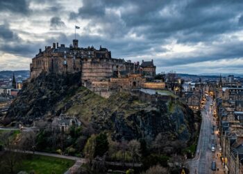 Erguido sobre um vulcão extinto e com muralhas do século XII, o castelo tornou-se a fortaleza mais famosa e o coração histórico de toda a Escócia