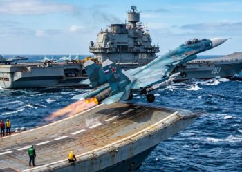 O gigante dos mares que dispensa catapultas e usa uma rampa de esqui no convés para lançar caças pesados ao ar