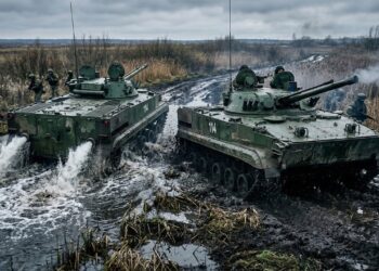 O veículo de transporte de tropas que consegue navegar na água e tem o poder de fogo de um tanque principal