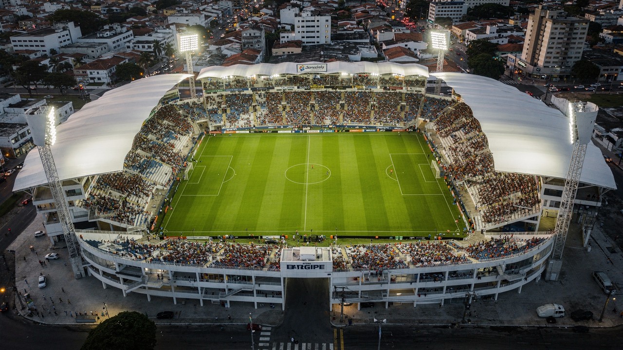 Com capacidade para 15.586 pessoas e inaugurada em 1969, a Arena Batistão tornou-se o maior palco do futebol e da história de Sergipe