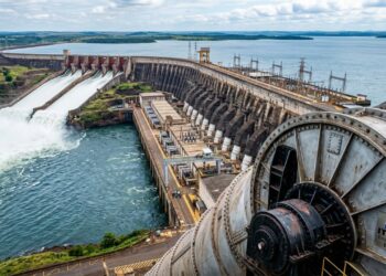 Com 20 turbinas e 14.000 MW de potência, a usina de Itaipu, inaugurada em 1984, tornou-se a maior produtora de energia limpa acumulada do planeta