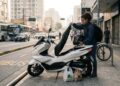 Escondendo um bagageiro de 30 litros sob o banco e rodando 40 km por litro, a scooter da gigante japonesa resolve o problema de espaço nas capitais