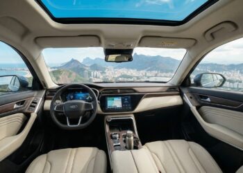 Após anos de sufoco, montadora americana acerta em cheio com novo SUV luxuoso que entrega porte de Range Rover pelo preço de um Compass