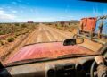 Estrada na Austrália ganha fama por seu isolamento, pois seus 498 km de cascalho cruzam o deserto e exigem veículos 4x4 em um trajeto selvagem