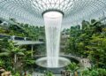 O aeroporto que parece uma cidade do futuro: possui a maior cachoeira interna do mundo, floresta tropical e cinema grátis para os passageiros