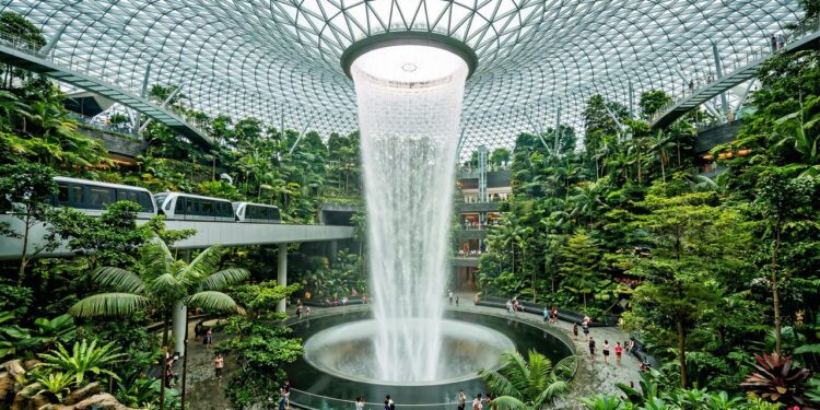O aeroporto que parece uma cidade do futuro: possui a maior cachoeira interna do mundo, floresta tropical e cinema grátis para os passageiros