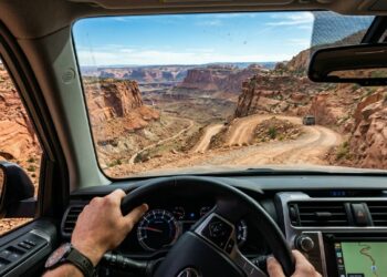 Estrada em Utah ganha fama por suas curvas em zigue-zague, pois o trajeto de 106 km sobe 240 metros entre os paredões de pedra vermelha