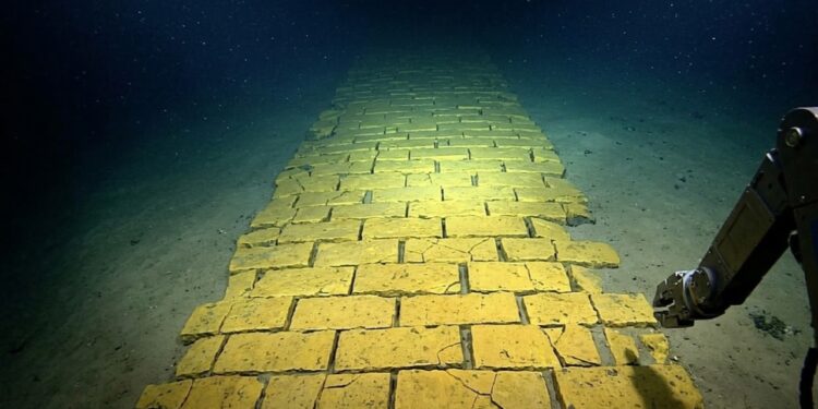 As câmeras de um submarino registraram uma formação rochosa que imita perfeitamente uma via pavimentada por mãos humanas a impressionantes 3.000 metros de profundidade