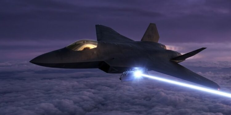 Enquanto os caças de quinta geração (como F-35 e F-22) são plataformas isoladas extremamente avançadas, os de sexta geração funcionam como centros de comando voadores
