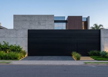 Diga adeus aos portões de ferro: esta nova tendência aposta na elegância e discrição da sua casa