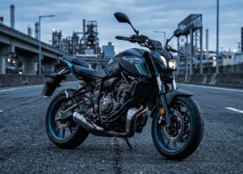 Pesando apenas 184 quilos e entregando torque de 6,9 kgfm, a moto de 689 cilindradas da gigante japonesa virou o maior símbolo de performance brutal nas pistas de todo o Brasil