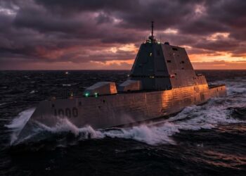 O contratorpedeiro futurista de 16 mil toneladas que corta os mares com um design furtivo imune aos radares