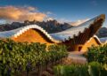 Com seu telhado ondulado de alumínio e cedro de 2001, a estrutura de Santiago Calatrava virou a maior obra de arte vinícola de toda a Espanha