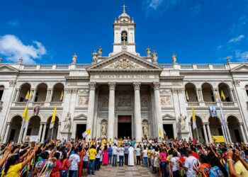 Com sua estrutura de 62 metros de comprimento e 36 colunas de mármore italiano, a Basílica de Nazaré, de 1909, é o centro do Círio em Belém