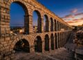 Com seus 167 arcos de granito sem argamassa, a estrutura romana de 2.000 anos tornou-se o maior milagre da engenharia clássica em toda a Espanha
