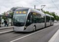 Com design de trem bala o inovador Van Hool Exqui.City de 24 metros transporta 180 passageiros em sistemas BRT europeus e combina motor elétrico com recarga rápida