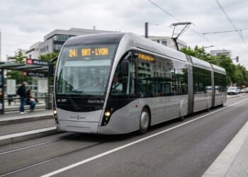 Com design de trem bala o inovador Van Hool Exqui.City de 24 metros transporta 180 passageiros em sistemas BRT europeus e combina motor elétrico com recarga rápida