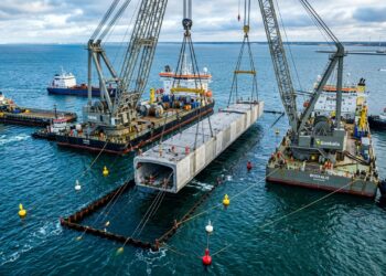 Eles estão afundando blocos de concreto de 217 metros no oceano para criar o maior túnel submarino do mundo e unir dois países em apenas 7 minutos