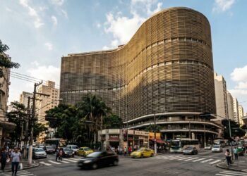 Com sua forma em S e 1.160 apartamentos, o edifício de 1966 em São Paulo tornou-se a maior estrutura de concreto armado e o coração da metrópole
