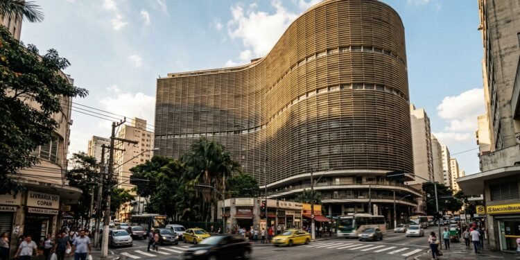 Com sua forma em S e 1.160 apartamentos, o edifício de 1966 em São Paulo tornou-se a maior estrutura de concreto armado e o coração da metrópole