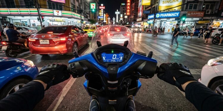 Deslizando pelo trânsito com câmbio totalmente automático e faróis em LED, a econômica scooter da gigante japonesa atinge 50 km por litro custando 13 mil reais