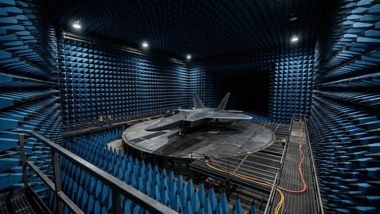 Com revestimento de US$ 700 milhões em cones absorventes, a Benefield Anechoic Facility virou a maior câmara do mundo para testes de aviões invisíveis