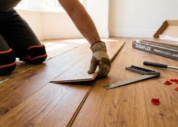 Adeus ao porcelanato: estes 4 pisos modernos estão dominando as reformas de casa por serem práticos e baratos