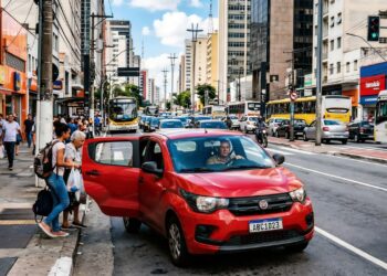 Consumindo apenas um litro de gasolina para cada 15 quilômetros rodados na cidade, o novo Fiat Mobi Like oferece um motor robusto e baixo custo de manutenção para o motorista de aplicativo