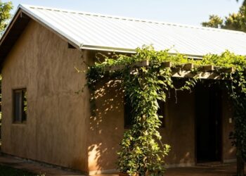 Existe uma casa de bloco de cimento e telhado de zinco que conseguiu reduzir em até 15 °C a temperatura interna sem instalar ar-condicionado, sem aumentar a conta de energia e sem uma obra cara