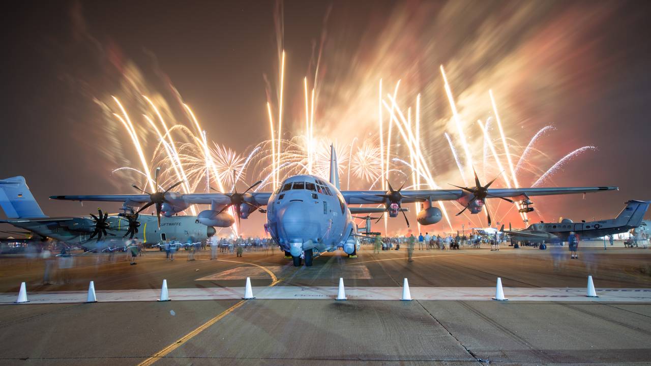 A fortaleza voadora artilhada que sobrevoa o campo de batalha na escuridão para disparar canhões de 105 mm a partir das nuvens