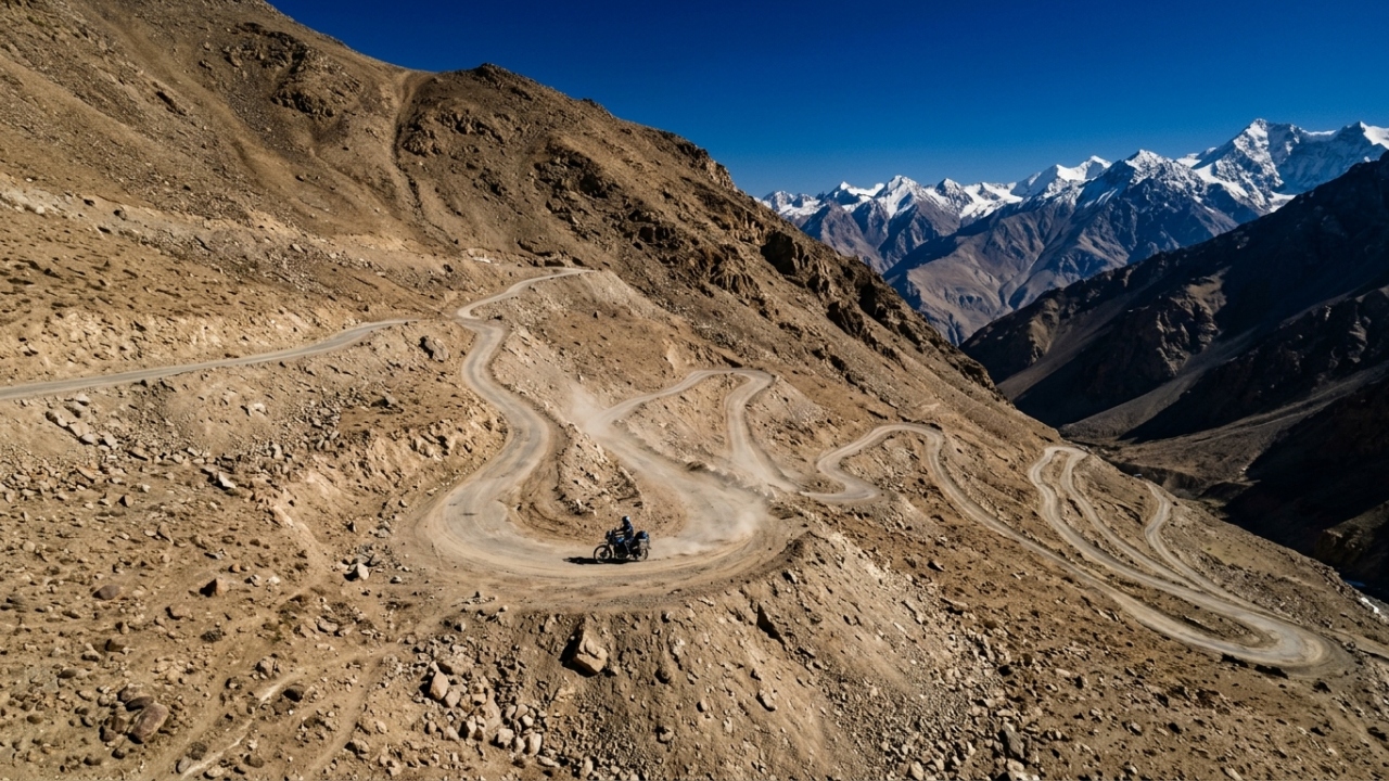 Estrada na Índia ganha fama por suas 21 curvas em zigue-zague, pois o trajeto de 4.630 metros de altitude no Himalaia, desafia os motoristas no deserto