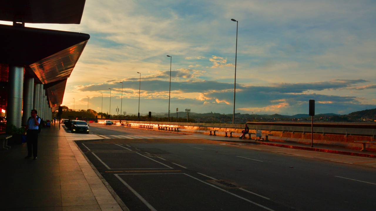 Com 3 terminais e capacidade para 50 milhões de passageiros, o complexo de 1985 tornou-se o maior aeroporto da América do Sul e o portal do Brasil