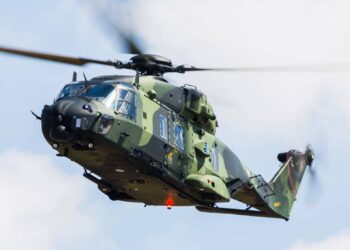 Helicóptero militar europeu transporta tropas, faz resgate e ainda caça submarinos na mesma missão