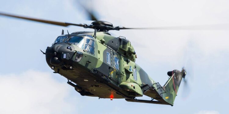 Helicóptero militar europeu transporta tropas, faz resgate e ainda caça submarinos na mesma missão