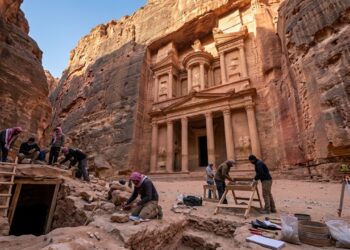 Escavando abaixo do monumento mais famoso da Jordânia, uma equipe encontrou 12 esqueletos humanos e um cálice intacto de 2 mil anos