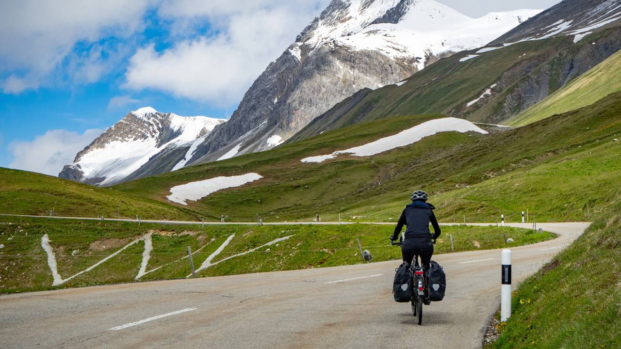 Estrada na Suíça ganha fama por suas curvas a 2.312 metros de altitude, pois o trajeto de 1865 atravessa os Alpes ao lado da ferrovia mais bela do mundo