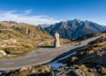 Rodovia na Suíça atinge 2.005 metros de altitude; com o monumento da águia de pedra de 1944, a passagem une o norte e o sul através dos Alpes