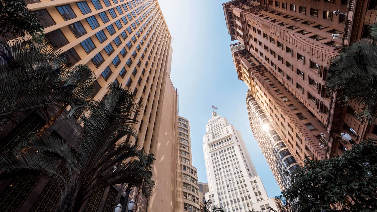 Com 161 metros de altura e inspirado no Empire State, o edifício de 1947 tornou-se o maior ícone do centro e o Farol de São Paulo