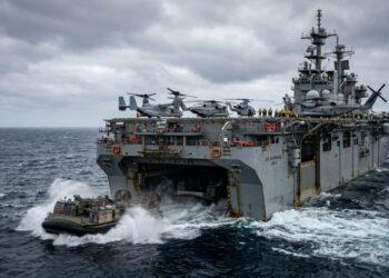 A Marinha dos Estados Unidos opera navios que afundam de propósito para liberar veículos direto na praia