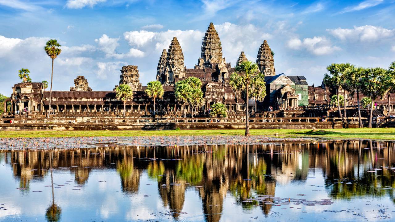 Com 162 hectares e cercado por um fosso gigante, o templo de Angkor Wat, do século XII, tornou-se a maior estrutura religiosa já construída no mundo