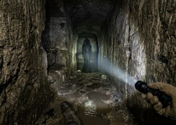 Arqueólogos descobrem túnel de 1.300 metros esculpido na rocha viva sob templo egípcio que pode ser o caminho para a tumba perdida de Cleópatra