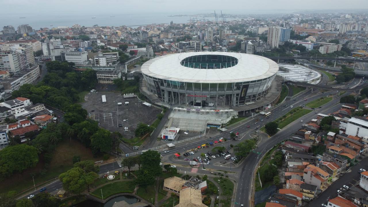 Com sua abertura para o Dique do Tororó e capacidade para 50 mil torcedores, o estádio de 2013 tornou-se o maior ícone do futebol e lazer na Bahia