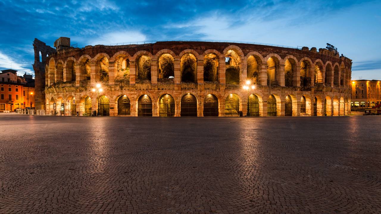 Com sua estrutura de pedra do ano 30 e capacidade para 15 mil pessoas, a Arena di Verona tornou-se o anfiteatro romano mais preservado da Itália