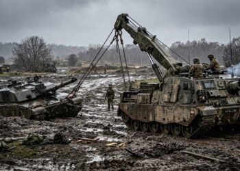 A máquina que salva veículos destroçados usando guinchos hidráulicos que multiplicam a força de forma absurda