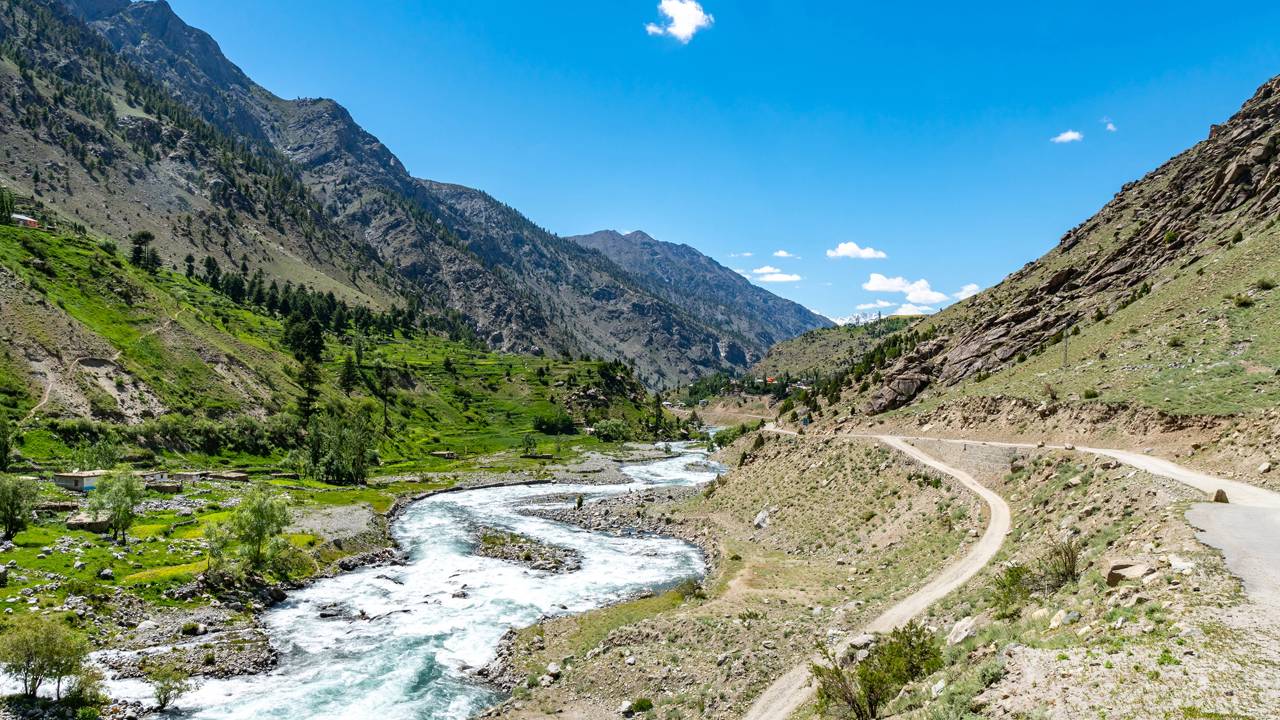 Estrada no Paquistão ganha fama por seu isolamento, pois o trajeto de 120 km esculpido em rocha sólida, leva ao sopé da nona maior montanha do mundo