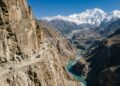Estrada no Paquistão ganha fama por seu isolamento, pois o trajeto de 120 km esculpido em rocha sólida, leva ao sopé da nona maior montanha do mundo