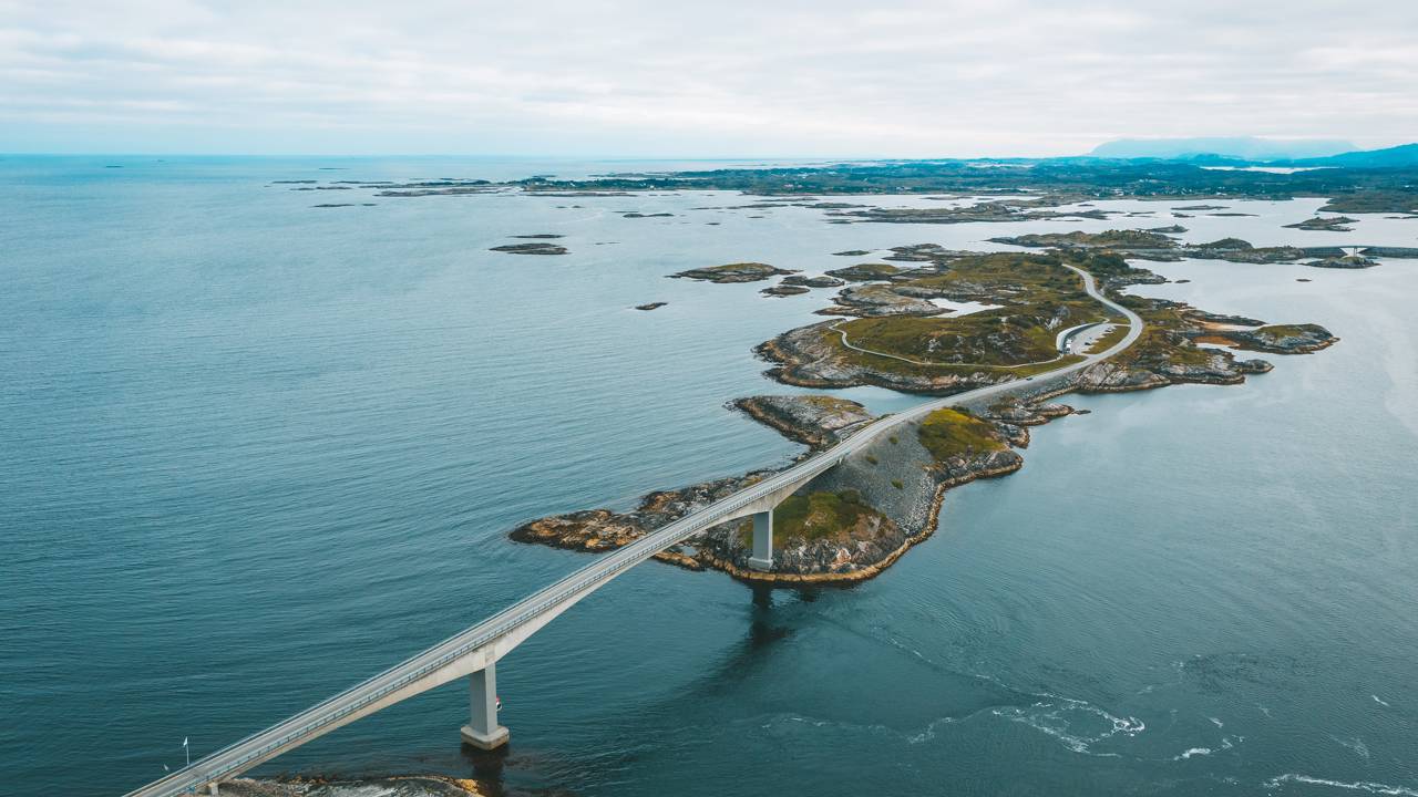 Estrada na Noruega parece flutuar sobre o mar e vira um dos trajetos mais famosos do país