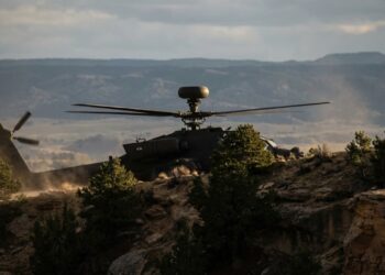 Esse helicóptero fica escondido atrás de morros e ainda assim enxerga tudo que acontece do outro lado