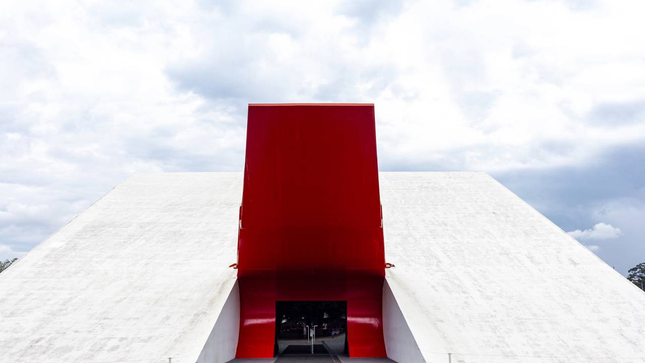 Com sua marquise vermelha de 2005 e projetado por Oscar Niemeyer, o auditório de 7 mil metros quadrados tornou-se o ícone da música e da arquitetura de São Paulo