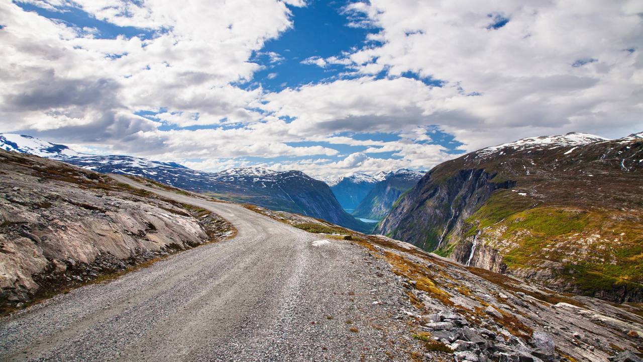 Estrada na Noruega ganha fama por seu cascalho, pois o trajeto de 100 km cruza abismos e túneis em zigue-zague a 947 metros de altitude nos fiordes